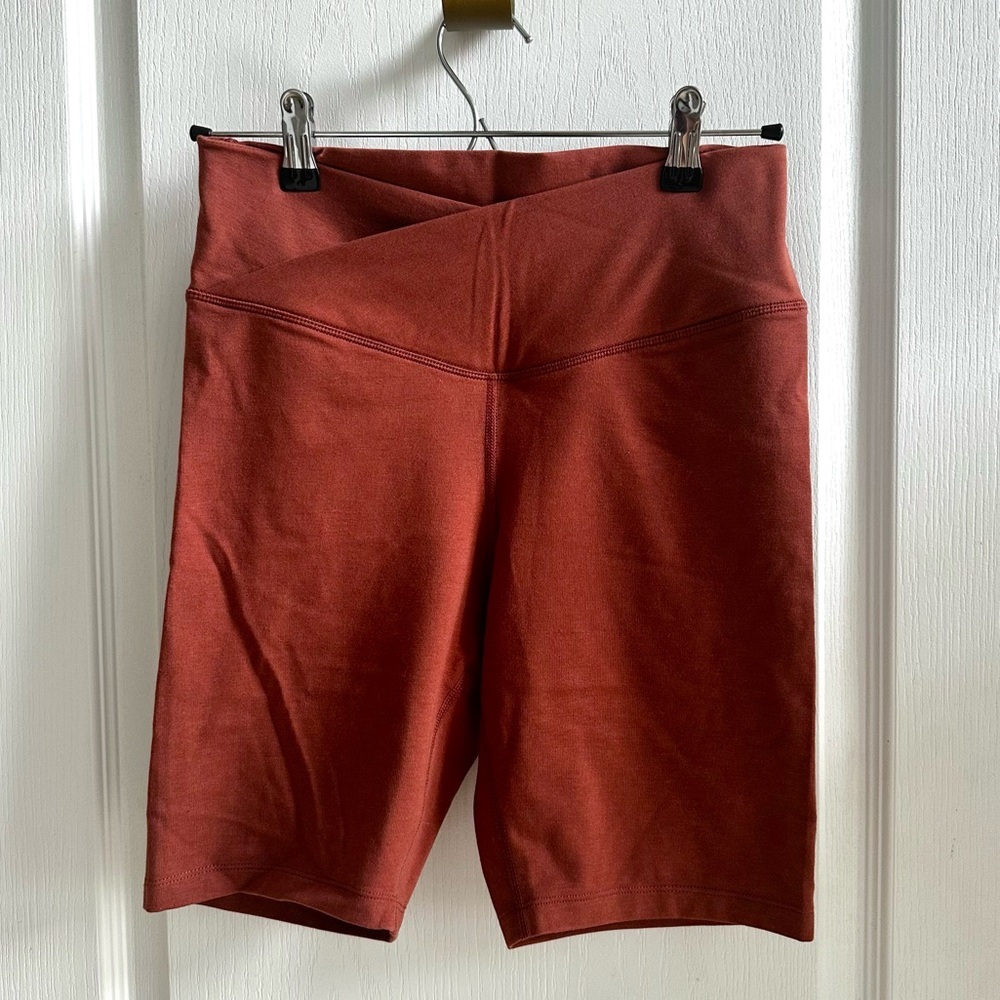 Old Navy Active Extra High Rise Bike Shorts in Rust - Size M